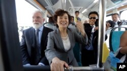 2013年5月1日，比亚迪美国公司总裁李柯和加州兰卡斯特市长帕里斯在宣布中国的比亚迪公司在加利福尼亚州南部兰卡斯特开设电动巴士工厂的仪式上坐上一辆全电动的巴士。