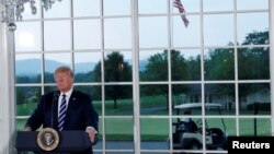 美国总统川普2018年8月7日在新泽西州贝德明斯特的川普高尔夫俱乐部举行的商业领袖晚宴上发表讲话。