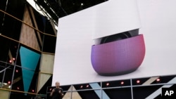 谷歌副總裁馬里奧·奎羅茲（Mario Queiroz）2016年5月18日在美國加州Mountain View舉行的谷歌I/O大會介紹谷歌家庭設備中的智能音箱產品。