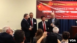 三位国会议员获得“捍卫中国自由奖” (图片来源：VOA卫视记者 方方)