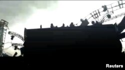 巴西埃斯特尤市举办的一场音乐会因强风吹袭部分舞台坍塌。（2017年12月17日）