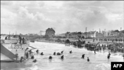 Канадские военнослужащие высаживаются на берег Нормандии в ходе операции «Оверлорд», 6 июня 1944 года