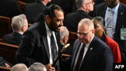 Конгрессмен Грин покидает зал заседаний