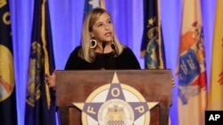 资料照：纳什维尔市长梅根·巴里在田纳西州纳什维尔的警察兄弟会大会上讲话。（2017年8月28日）