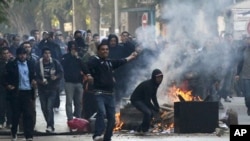 突尼斯暴亂導致政府垮台。