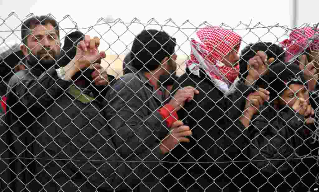 1月28日，在叙利亚与约旦的边界附近的一个难民营，新抵达的叙利亚难民排队等待领取供应物品，以及被安排到帐篷里去