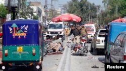 白沙瓦星期五發生爆炸後安全人員到場調查