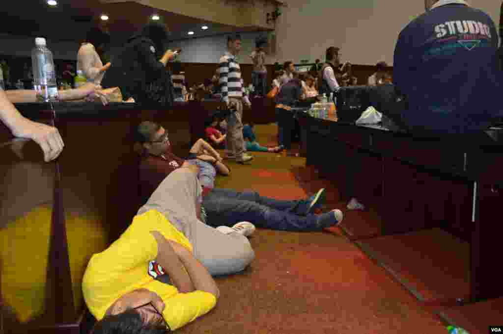 疲勞的學生席地而睡（美國之音申華拍攝）