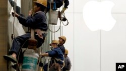 4月10日在北京，工人們在清洗一座建築物的窗子