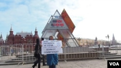 离索契奥运会还剩下349天。叶卡捷琳娜手举标语呼吁抵制这次奥运会。（美国之音白桦拍摄）