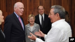 古巴主席勞爾‧卡斯特羅(右)2012年2月23日在哈瓦那會晤美國參議員利希(左)