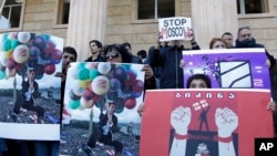 Архивное фото - протест активистов оппозиционного ЕНД против судебного иска к частному телеканалу «Рустави-2». Тбилиси, октябрь 2015. Фото AP/Шах Айвазов)