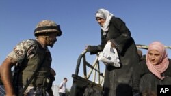 敘利亞難民為逃避戰亂不斷擁到鄰國(資料圖片)