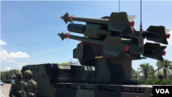 台湾军队2017年7月13日向民众展示武器和决心保卫自己家园。（美国之音记者 黎堡摄）
