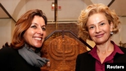 梵蒂冈博物馆馆长(左)和罗马的犹太博物馆负责人在2月20日的新闻发布会上