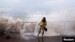 2013年9月22日台风“天兔” 袭击广东深圳，掀起的海浪冲向海滩的情景。