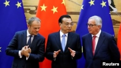 中國總理李克強（中）與歐洲理事會主席圖斯克（左）和歐盟委員會主席容克在北京人大會堂出席簽字儀式。（2018年7月16日）