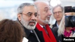 1月24日叙利亚信息部长（左）抵达日内瓦后举行记者会