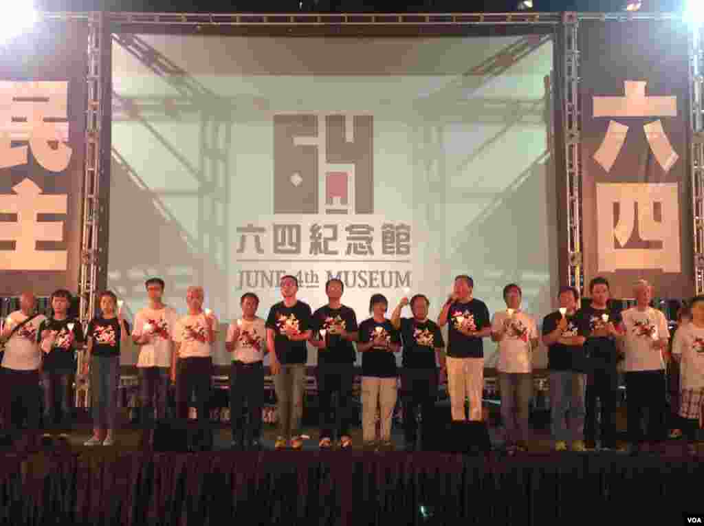 数以万计港人云集维园烛光纪念六四事件(美国之音海彦拍摄)