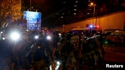 香港防爆警察星期六（11月16日）在香港大學外驅散抗議者。