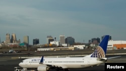 新澤西州紐瓦克自由國際機場上的一架美聯航波音737客機。(資料照片)