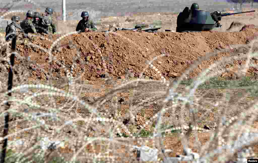 Turkish soldiers take up position at the border town of Ceylanpinar, Turkey, November 20, 2012.