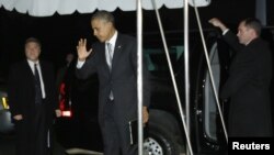 奥巴马总统11月7日返回白宫时向记者招手
