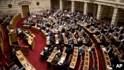 希臘議會召開緊急會議，就債務危機，討論全民公投事宜。