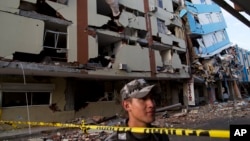 2016年4月18日厄瓜多尔曼塔商业区: 军人守卫防止抢劫