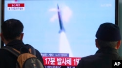 人们在韩国首尔的地铁站观看朝鲜发射导弹的新闻。（2014年3月4日资料照）