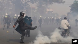 示威者與警方發生衝突