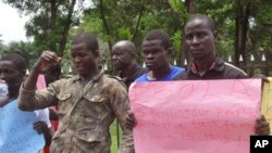 利比里亞議會外面有人抗議政府沒有幫助社區對抗伊波拉