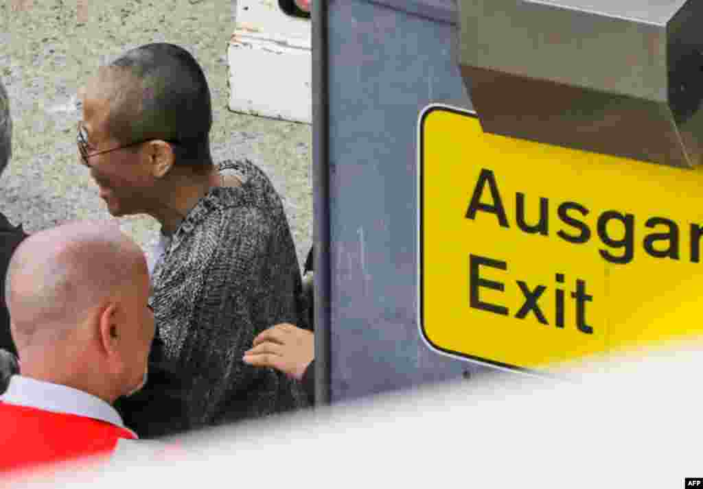 中国诺贝尔和平奖得主刘晓波的遗孀刘霞在德国柏林的泰格尔机场被德国政府用汽车接走。（2018年7月10日）。在柏林机场迎接刘霞的人群和几十家媒体的人没有看到刘霞。