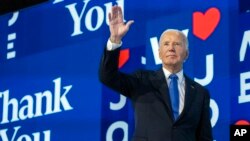 ປະທານາທິບໍດີ ໂຈ ໄບເດັນ ໂບກມືໃສ່ຜູ້ເຂົ້າຮ່ວມປະຊຖມ ລຸນຫຼັງການກ່າວປາໄສຂອງທ່ານ ຢູ່ທີ່ກອງປະຊຸມແຫ່ງຊາດຂອງພັກເດໂມແຄຣັດ ຫຼື DNC.