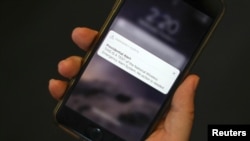 2018年10月3日一个手机上显示的全国警报系统通知