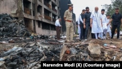 2025年6月13日, 印度总理纳伦德拉·莫迪视察了印度航空一架坠毁飞机的现场。