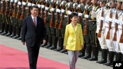 韓國總統朴槿惠6月27日星期四開始對中國進行國事訪問。北京人民大會堂前舉行歡迎儀式習近平接待。