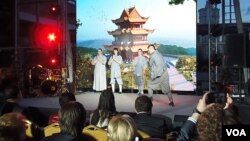 俄罗斯与中国合作领域不断扩大。在莫斯科的一个商务活动上，俄罗斯人表演中国武术。（美国之音白桦拍摄）