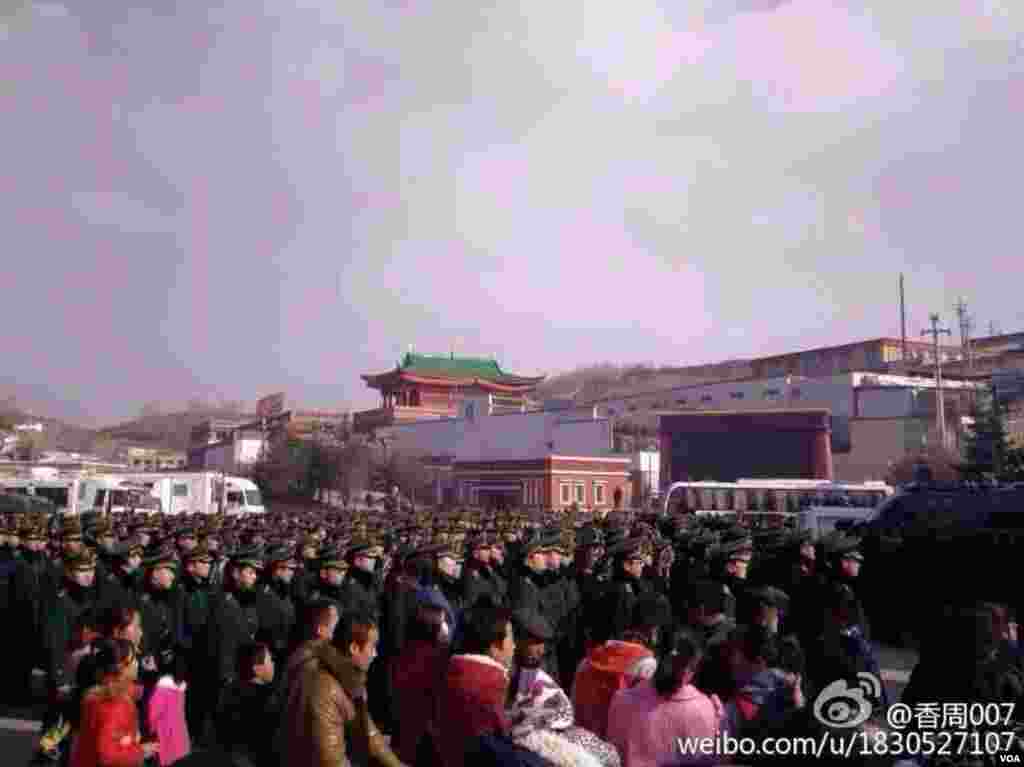 3月5日塔尔寺酥油花佛事活动当天现场照片，荷枪实弹的军警驻守寺院