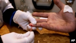 烏克蘭醫生為一位吸毒者做HIV艾滋病毒檢驗