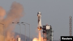 ແຟ້ມ-ຈະຫຼວອດ New Shepard ຂອງບໍລິສັດ Blue Origin ກໍາລັງບິນຂຶ້ນສູ່ທ້ອງຟ້າ ໃນພາກຕາເວັນຕົກຂອງລັດເທັກຊັສ, ວັນທີ 11 ທັນວາ 2021. 