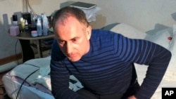 波士顿爆炸案两嫌疑人的父亲安佐尔·萨纳尔耶夫2013年4月19日在俄罗斯达吉斯坦首府马哈奇卡拉的家中对媒体讲话。