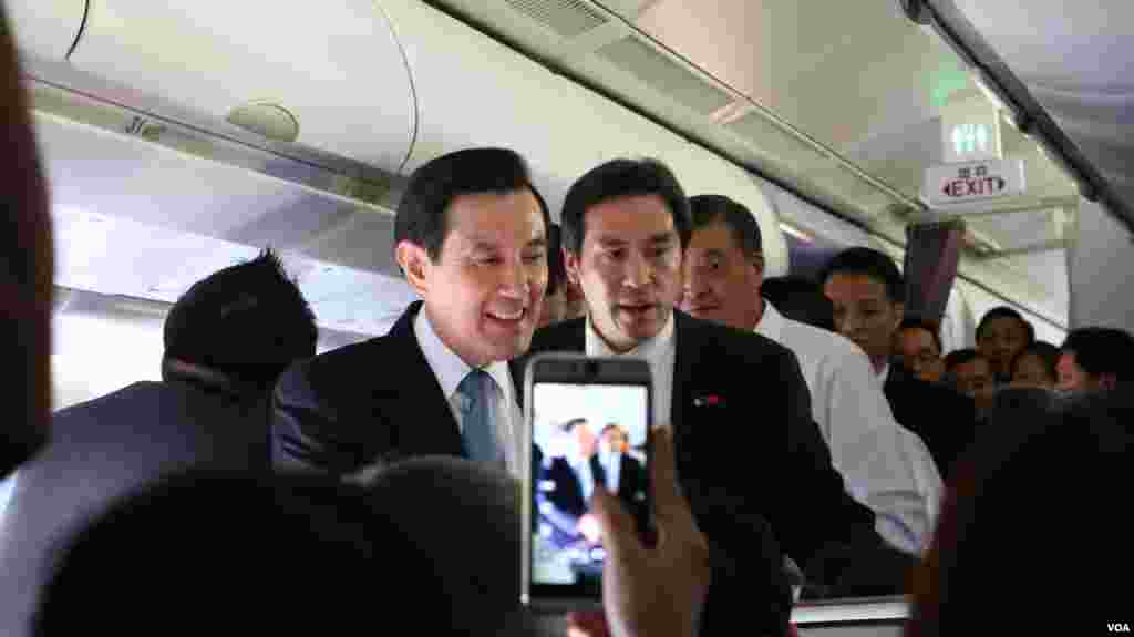 马英九总统在专机上与媒体互动 （美国之音记者李逸华拍摄）