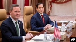 Mshauri wa usalama wa taifa Marekani, Mike Waltz (L) na Waziri wa Mambo ya Nje wa Marekani Marco Rubio wakiwa katika mazungumzo na maafisa wa Ukraine huko Jeddah, Saudi Arabia, March 11, 2025. 