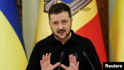 Президент Украины Владимир Зеленский во время совместной пресс-конференции с президентом Молдовы Майей Санду в Киеве, 25 января 2025 года. (Фото Reuters/Gleb Garanich)