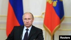 Somali President Hassan Sheikh Mohamoud took part in a town hall hosted by VOA&#39;s Somali service Saturday and moderated by journalist Abdul Hussein Osman, in Mogadishu.