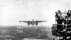 杜立特中校的B-25轰炸机从大黄蜂航母甲板上起飞。（历史资料照）