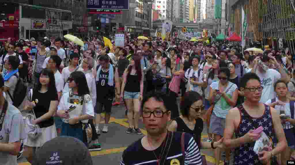 数以万计港人参与“后政改”七一大游行（美国之音海彦拍摄） 
