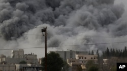 美国为首的联军在叙利亚科巴尼空袭后的浓烟