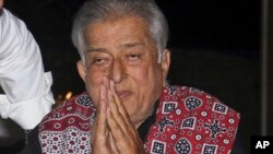 Shashi Kapoor a zaune tare da dansa Kunal Kapoor a lokacin da aka ba shi lambar yabo mafi girma a fannin sinima na Indiya "Dada Saheb Phalke Award" a shekarar 2015.